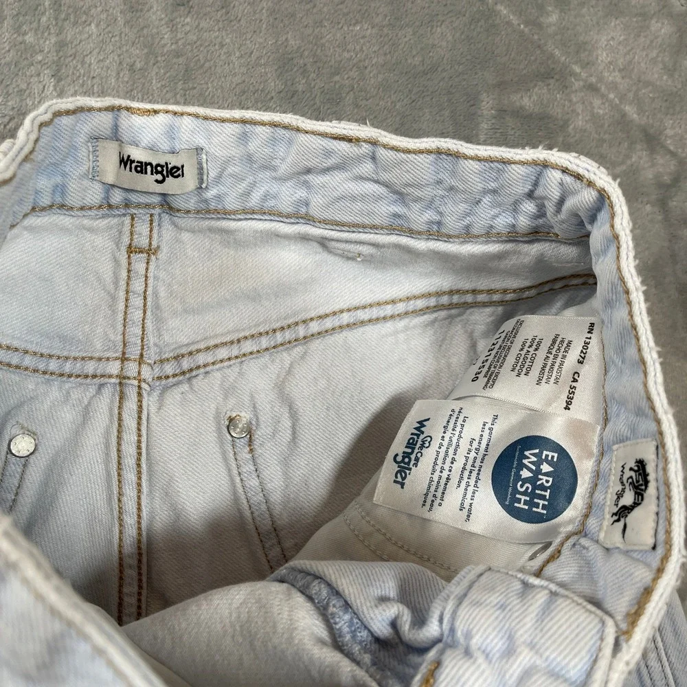 Wrangler Womens Shorts Size 27 Light Wash High Rise Raw Hem Denim 112315530 - Picture 3 of 7